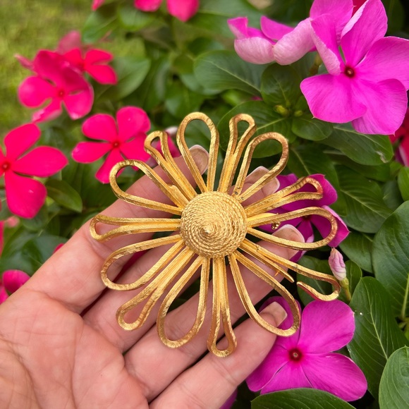 Vintage Large Unsigned Coro Brushed Gold-Tone Flower Daisy Open Work Brooch - Picture 5 of 17